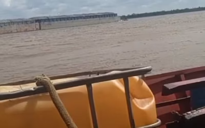 Pilotín y marino mueren al ser embestidos por convoy remolcador.